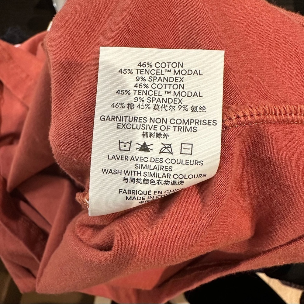 Frank and Oak | The Essential Long Sleeve Mockneck in dark coral sustainable - Picture 6 of 6